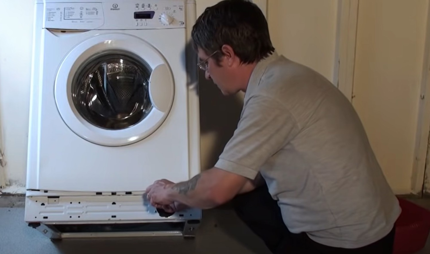 Filter On An Indesit Washing Machine screws